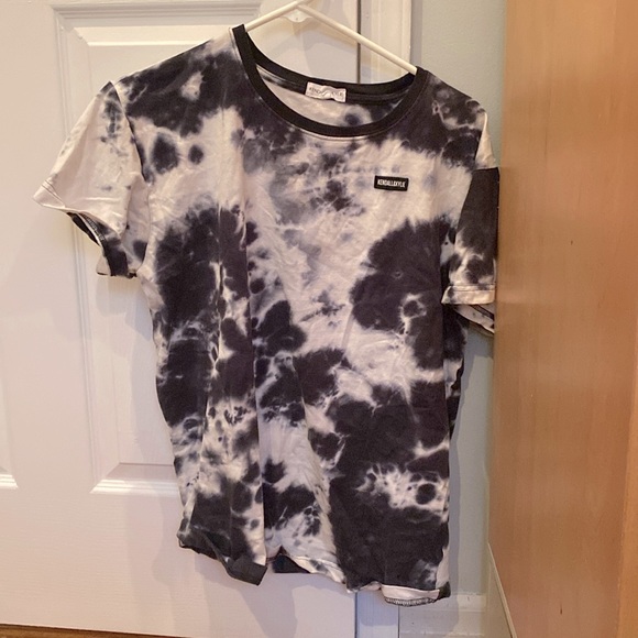 Kendall & Kylie Tops - Woman’s white and black tie dye T-shirt size large
